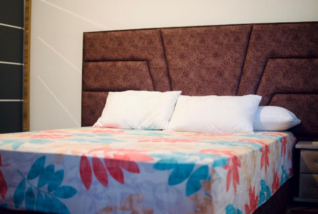 een bed met een kleurrijk dekbed en kussens erop bij Lovely Apartment in Tetouan in Tetouan