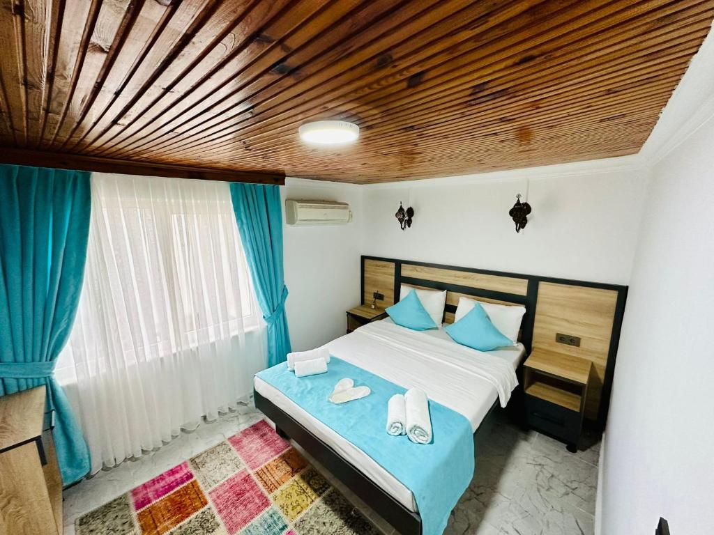 ein Schlafzimmer mit einem großen Bett mit blauen Kissen in der Unterkunft SEFA Story Hotel in Istanbul
