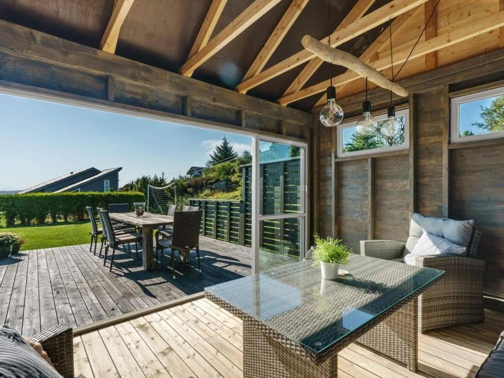 un patio con mesa y sillas en una terraza en Holiday home TORANGSVÅG II, en Skår