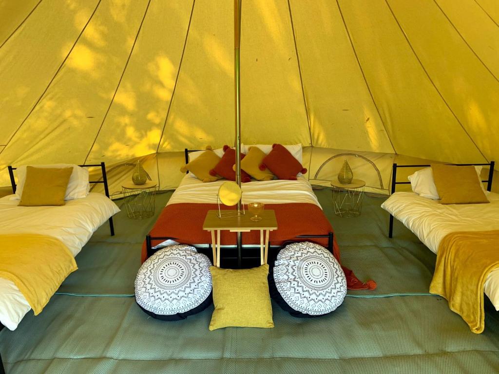 Zelt mit 2 Betten und einem Tisch in der Unterkunft Rivers View Holidays in Westbury on Severn
