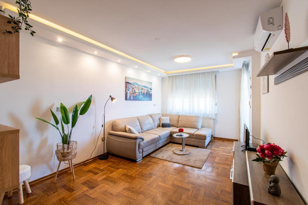 a living room with a couch and a table at Flexible SelfCheckIns 43 - Zagreb - Luxury - Parking - Loggia - Brand New in Zagreb