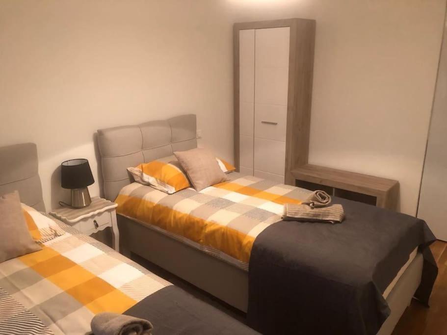 Ліжко або ліжка в номері Apartman Arena-Velesajam VITO