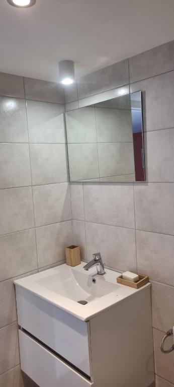 Kúpeľňa v ubytovaní Studio en plein coeur de Chanac