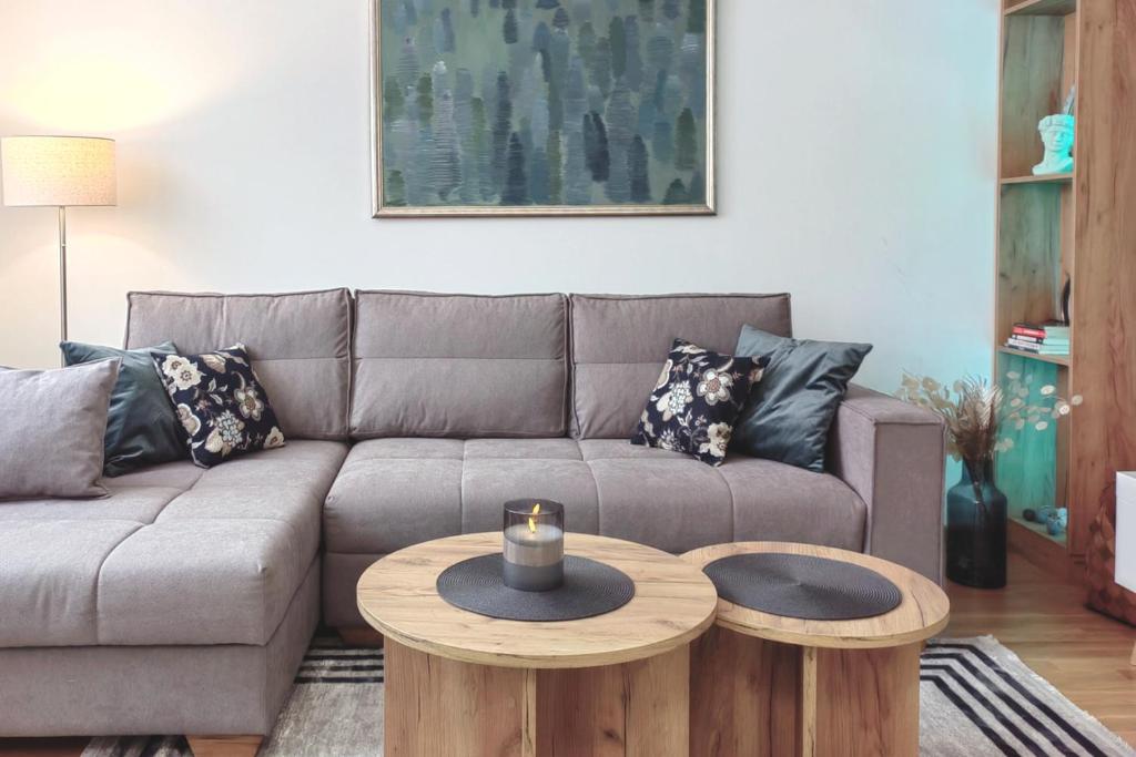 帕萊的住宿－Green Harmony Apartment，带沙发和咖啡桌的客厅