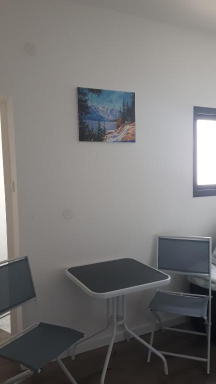 1 mesa y 2 sillas en una habitación en סטודיו חדש ויפה עם נוף לים, en Netanya