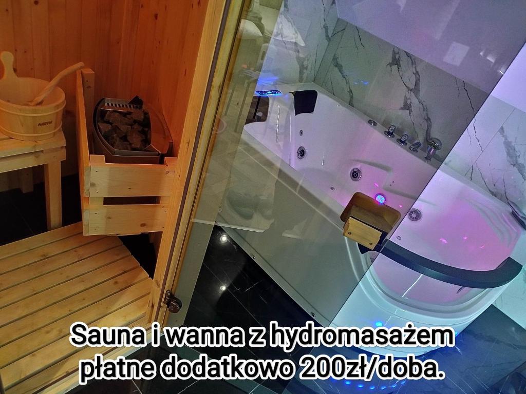 Habitación con baño con bañera. en Apartament z sauną i jacuzzi na wyłączność - Sikorówka - Dobre Miejsce en Wisła