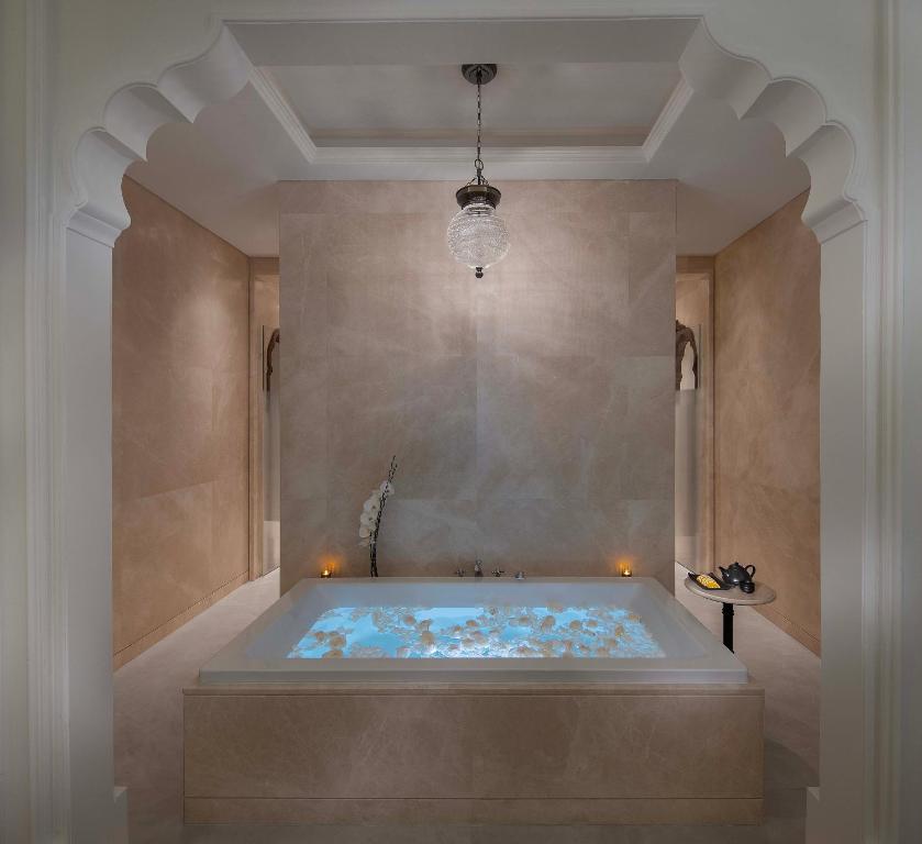 una grande vasca da bagno in una stanza con soffitto di The Chedi Katara Hotel & Resort a Doha