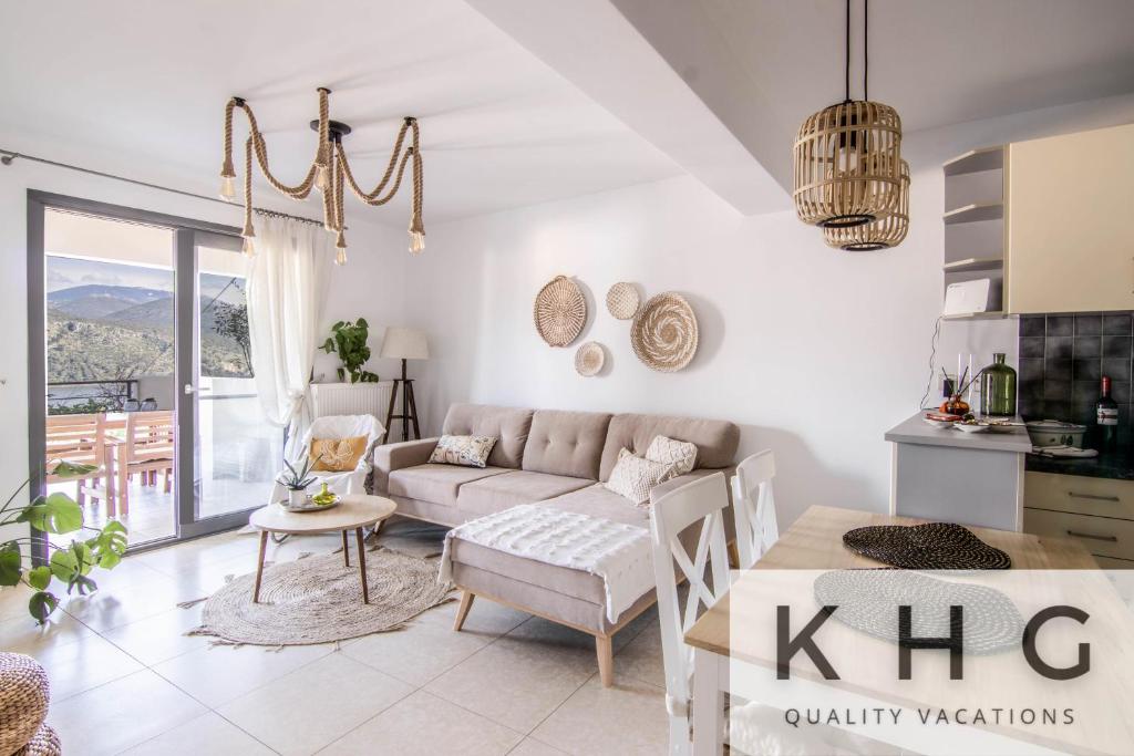 un soggiorno con un divano e un tavolo di Majestic view Boho style retreat! ad Argostoli