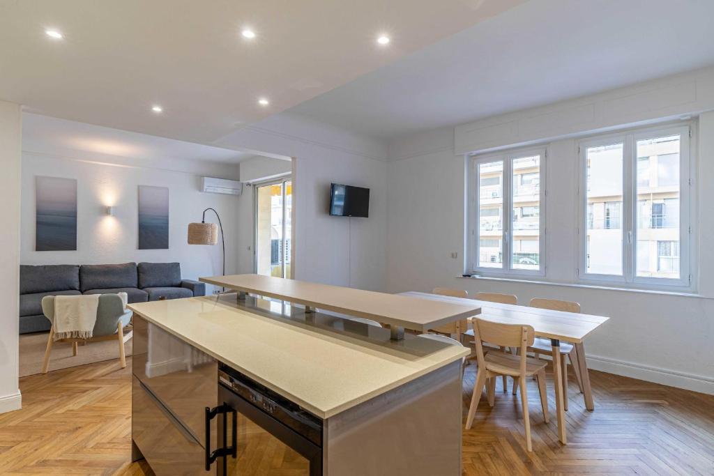 Zdjęcie z galerii obiektu Renovated apartment 80m2 6P - 2BR - Cannes Palm Be w Cannes