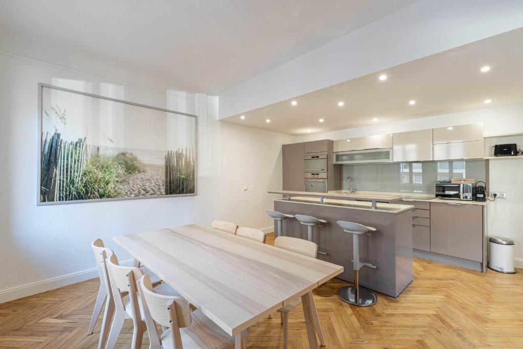 Zdjęcie z galerii obiektu Renovated apartment 80m2 6P - 2BR - Cannes Palm Be w Cannes