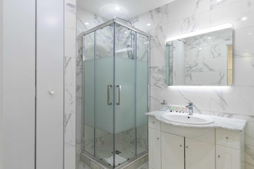 Zdjęcie z galerii obiektu Renovated apartment 80m2 6P - 2BR - Cannes Palm Be w Cannes