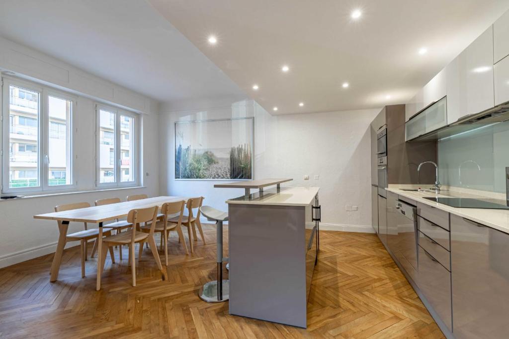 Zdjęcie z galerii obiektu Renovated apartment 80m2 6P - 2BR - Cannes Palm Be w Cannes