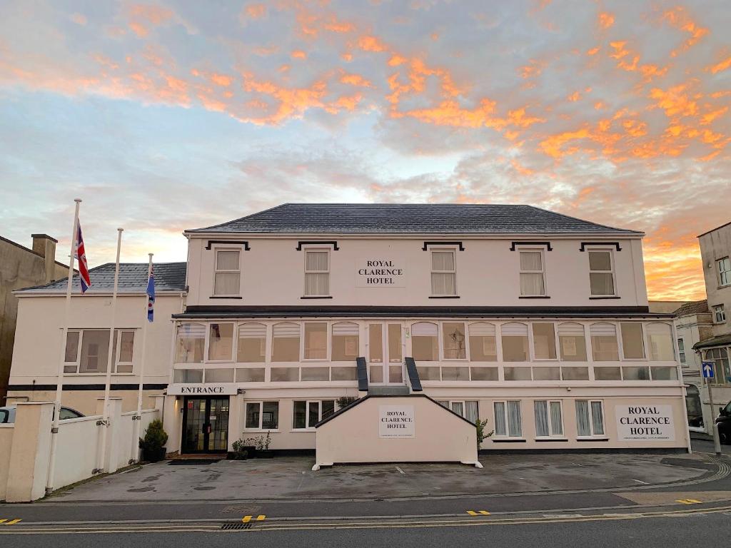 un gran edificio blanco con una bandera delante de él en The Royal Clarence Hotel (on the Seafront), en Burnham-on-Sea