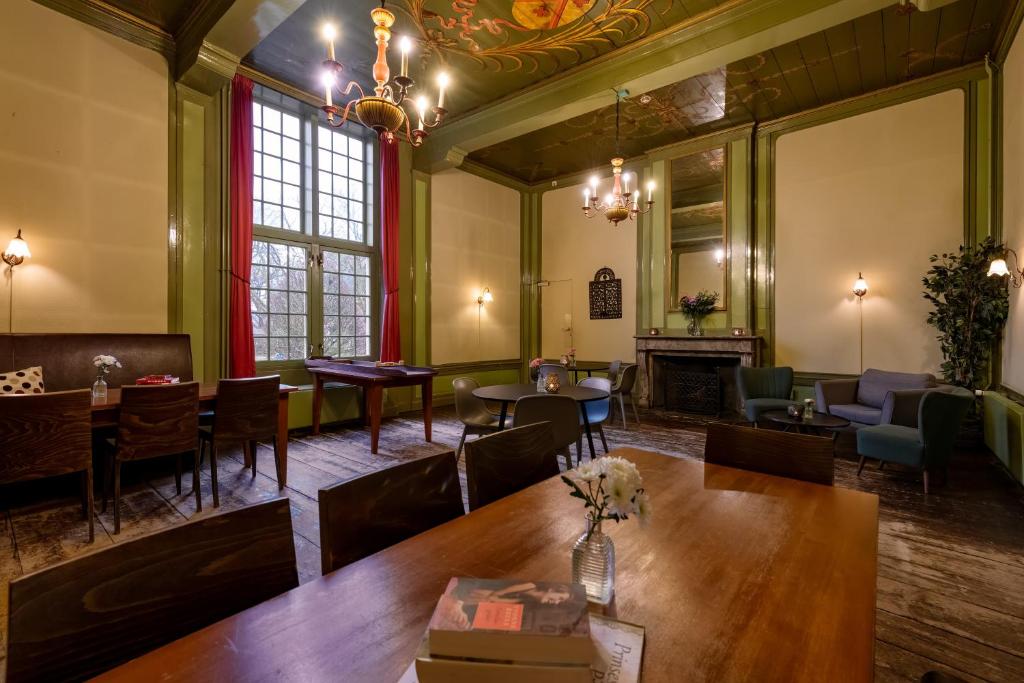 Posezení v ubytování Stayokay Hostel Heemskerk