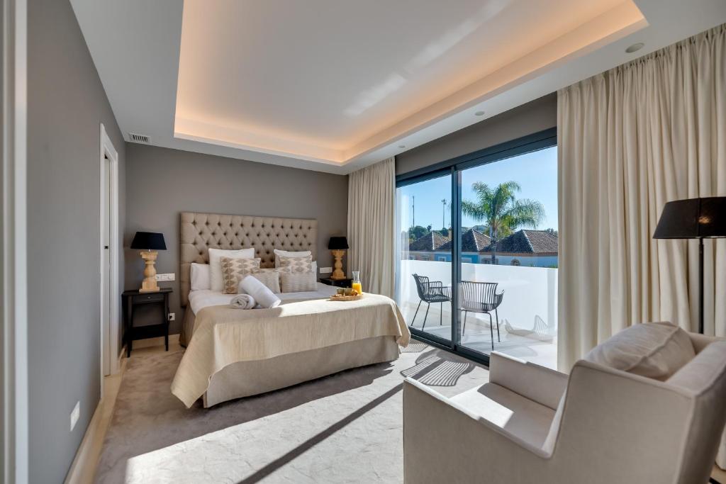 Cette chambre d'hôtel comprend un lit et un balcon. dans l'établissement VACATION MARBELLA I Villa Lina, Golf Valley, Jacuzzi, Close to the Marina, à Marbella