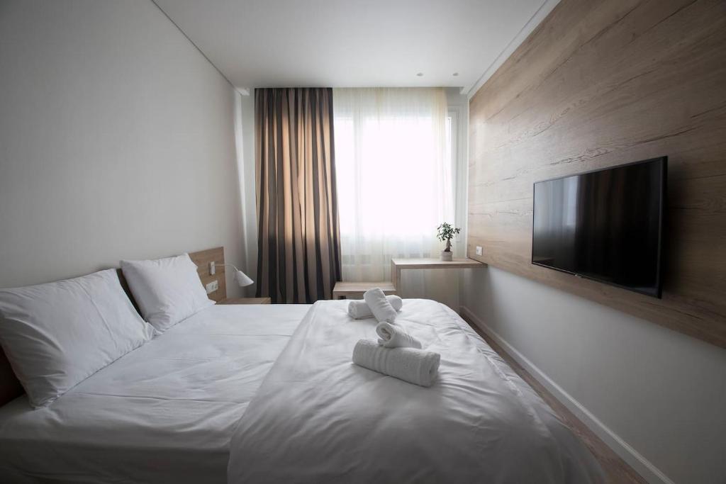 テッサロニキにあるOrnament Suites, Nilie Hospitality MGMTのホテルルーム ベッド1台&タオル付