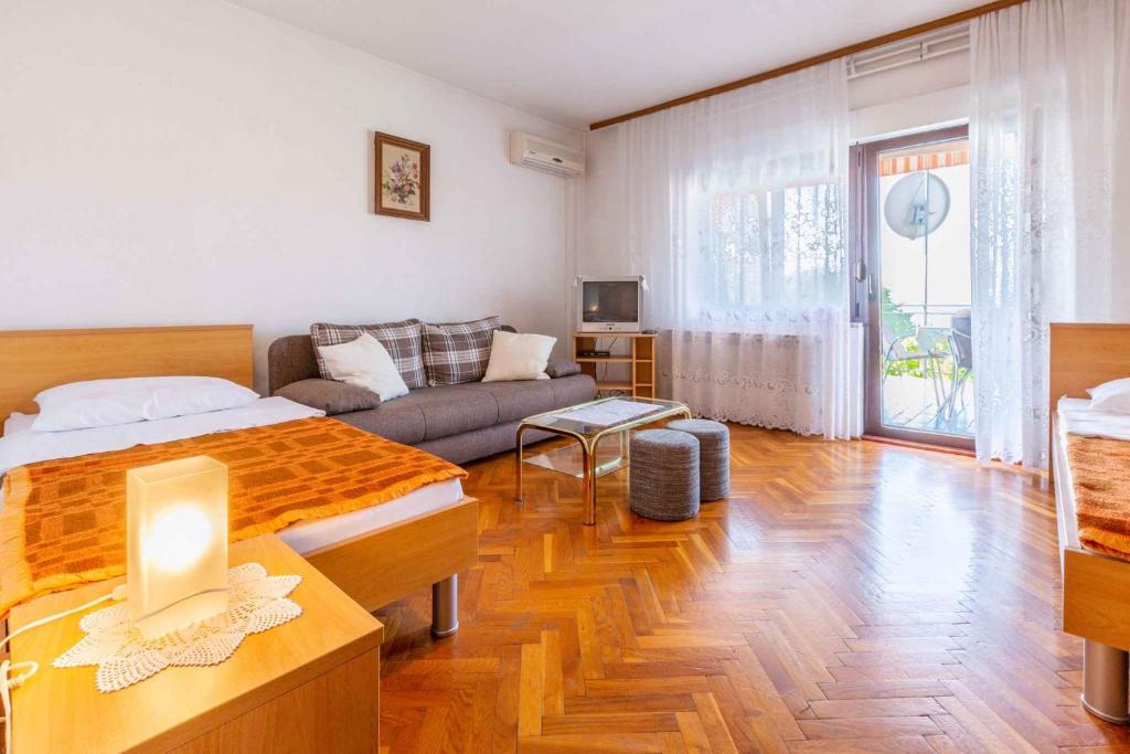 Posteľ alebo postele v izbe v ubytovaní Apartment in Crikvenica 14098