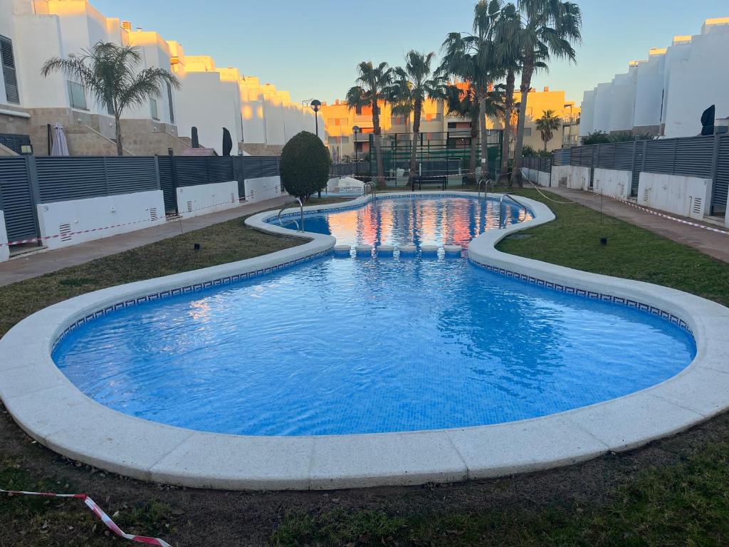 uma grande piscina com água azul num parque em ALCOSSEBRe VILLA DULCINEA 2023 em Alcossebre