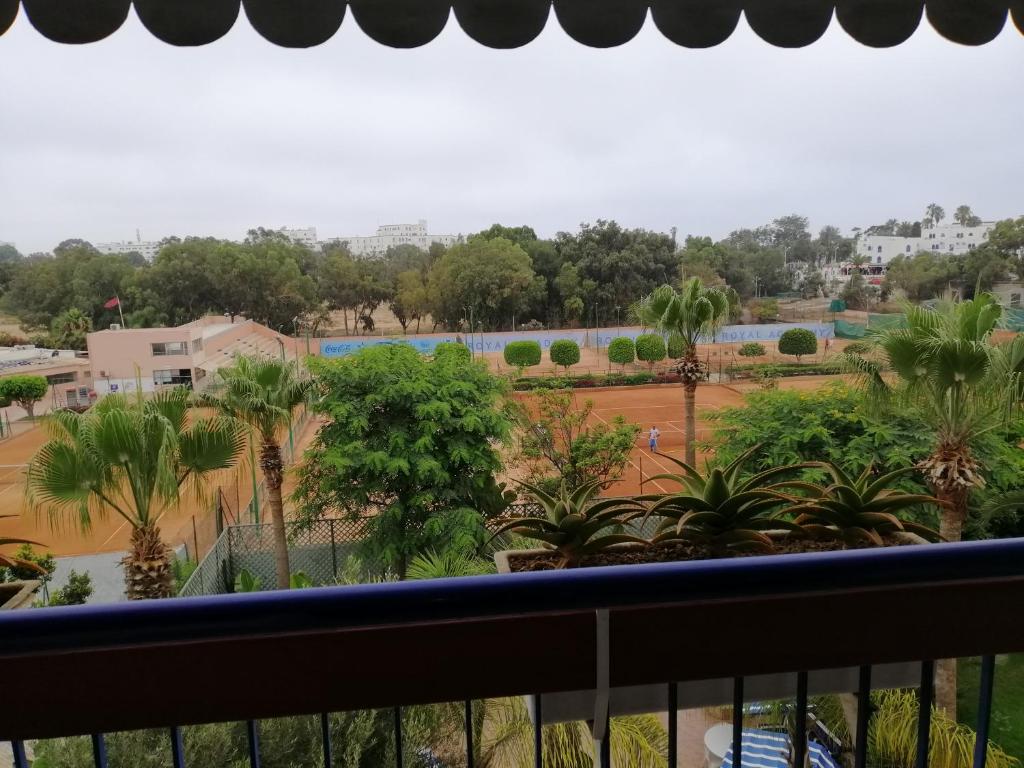 uma vista para um parque a partir de uma varanda em Residence Yasmina Agadir em Agadir