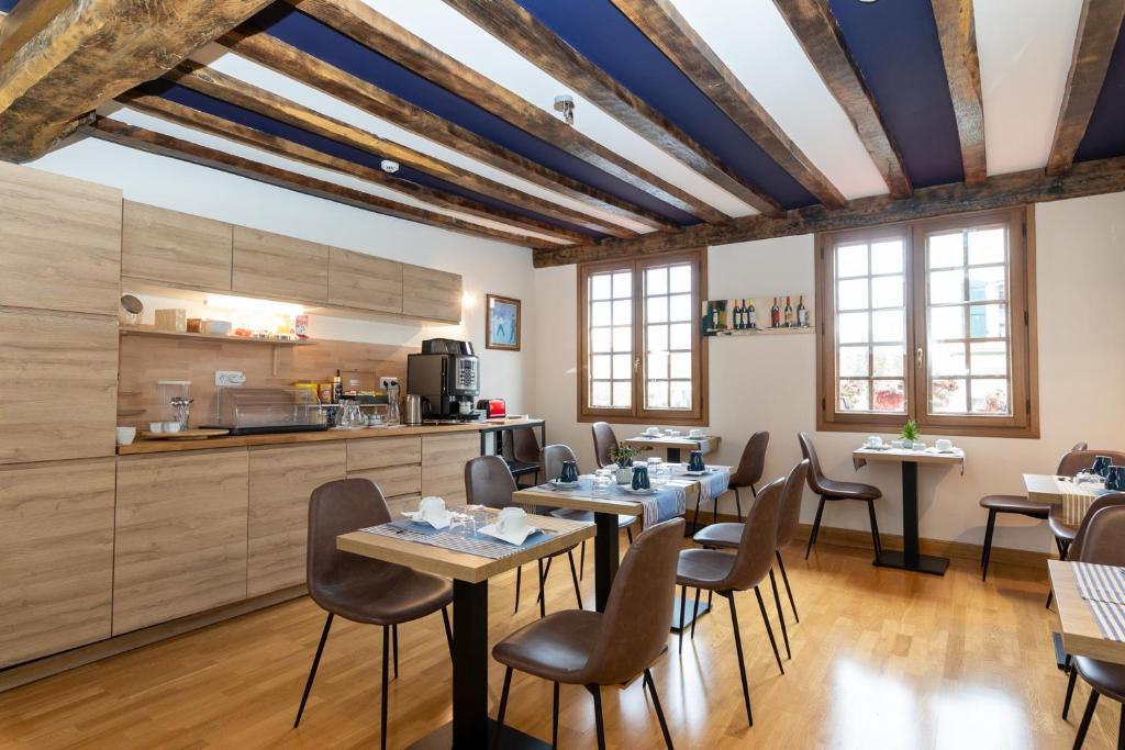 Kuchyň nebo kuchyňský kout v ubytování Hôtel Lastiry