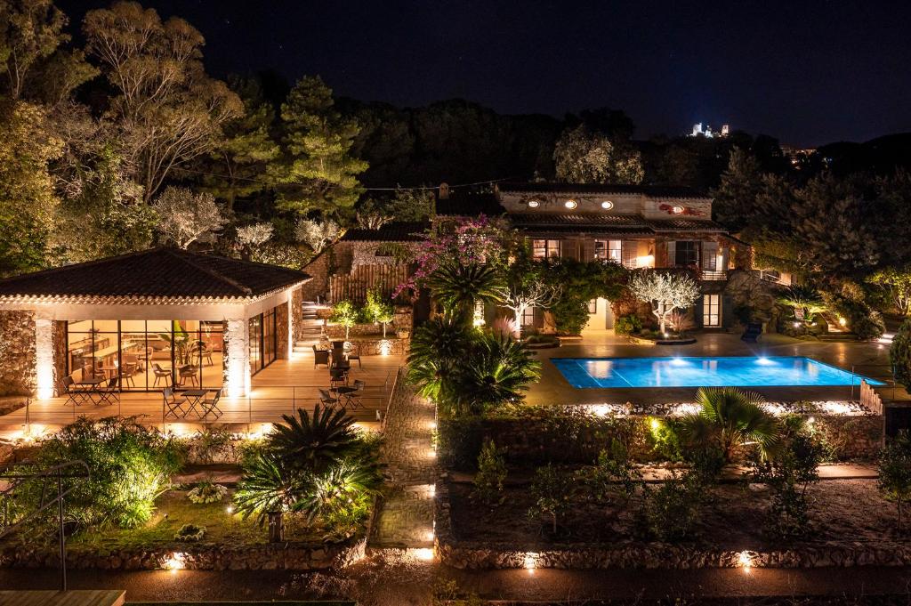 uma vista aérea de uma casa com piscina à noite em Le Clos de Mansart em Grimaud