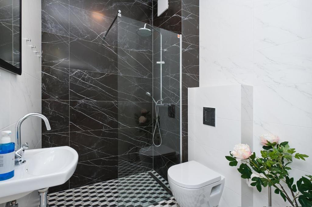 Kúpeľňa v ubytovaní Apartamenty Rakowicka WAWELOFTS
