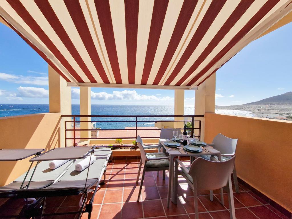 - une salle à manger avec vue sur l'océan dans l'établissement MEDANO4YOU The Ocean Terrace Penthouse, à El Médano