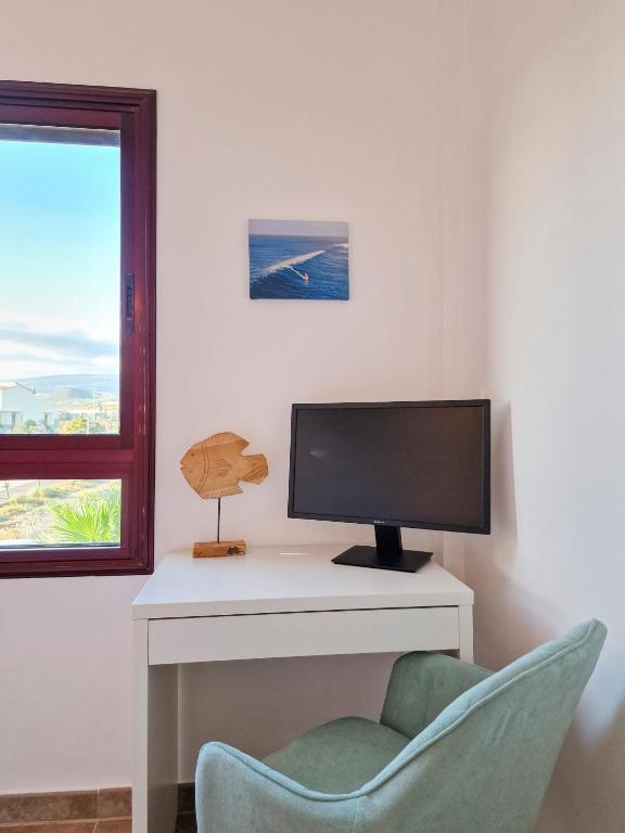 TV a/nebo společenská místnost v ubytování MEDANO4YOU The Ocean Terrace Penthouse