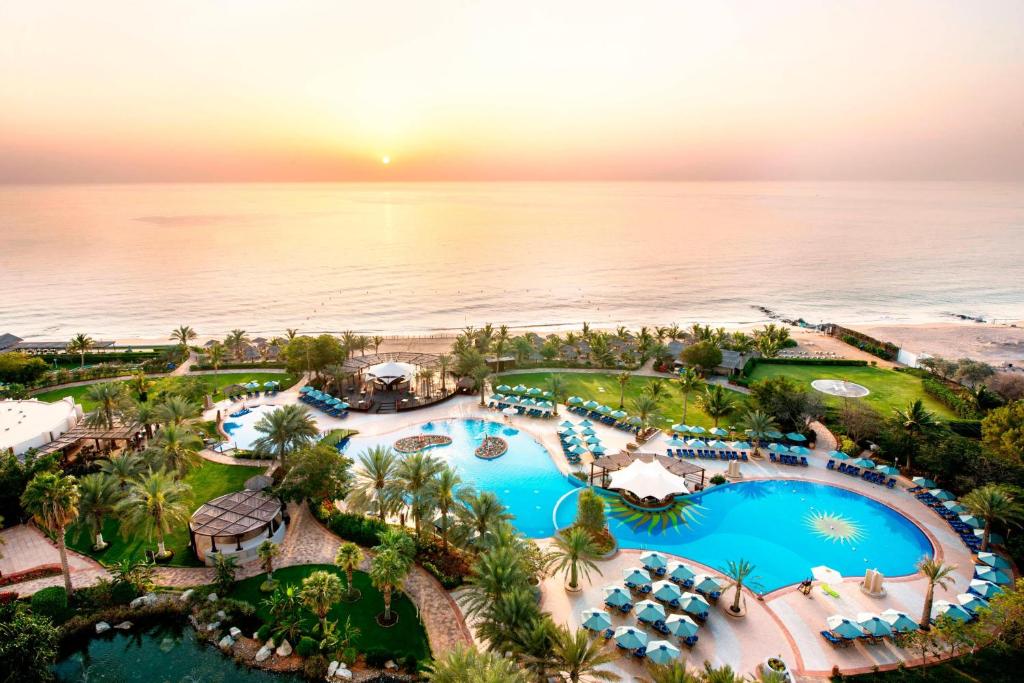 アル・アカにあるル メリディアン アル アカ ビーチ リゾートのプールと海を望むリゾートの空からの景色を望めます。
