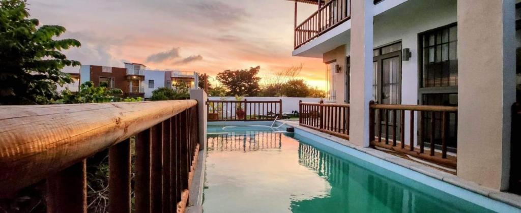 vistas a una piscina junto a un edificio en 4 Bedrooms Ocean View Villa at Bel Ombre Mauritius en Bel Ombre