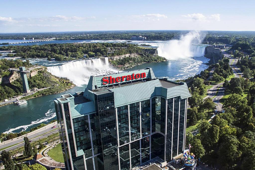 eine Luftansicht eines Wolkenkratzers mit Niagarafällen in der Unterkunft Sheraton Fallsview Hotel in Niagara Falls