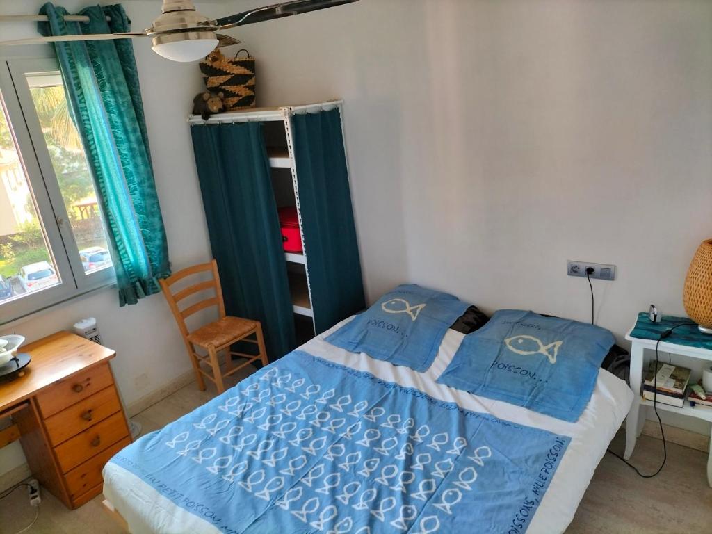 Fotografia z galérie ubytovania Proche Gare à 2mn à pied des plages-restos-marché- très bel appartT2 rénové- Vue Dégagée- Résidence calme - Soleil levant sur chambre et grand séjour ouvertcuisineéquipée -Wifi FIBRE CLIM Ideal quietplace near beach, station and centre with beautiful view v destinácii Collioure
