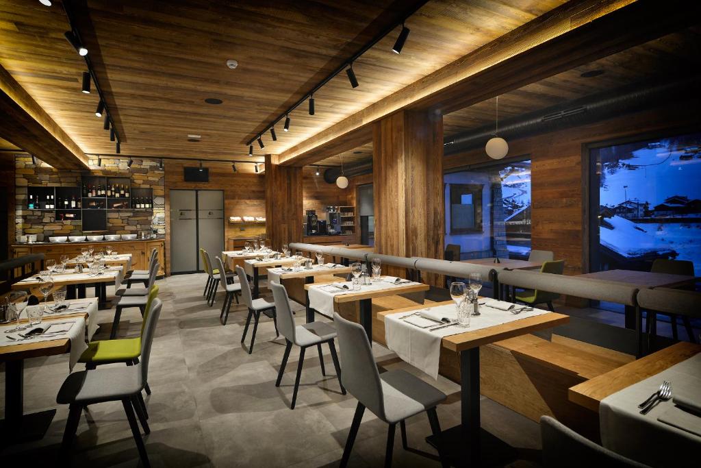 Reštaurácia alebo iné gastronomické zariadenie v ubytovaní Hotel Bernina