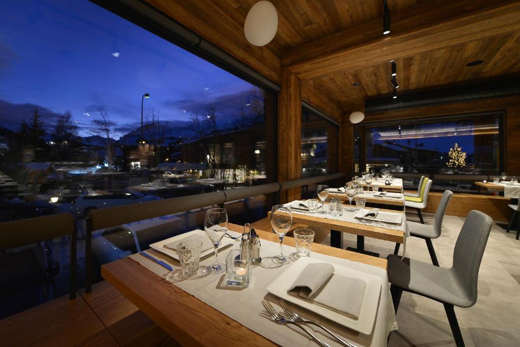Reštaurácia alebo iné gastronomické zariadenie v ubytovaní Hotel Bernina