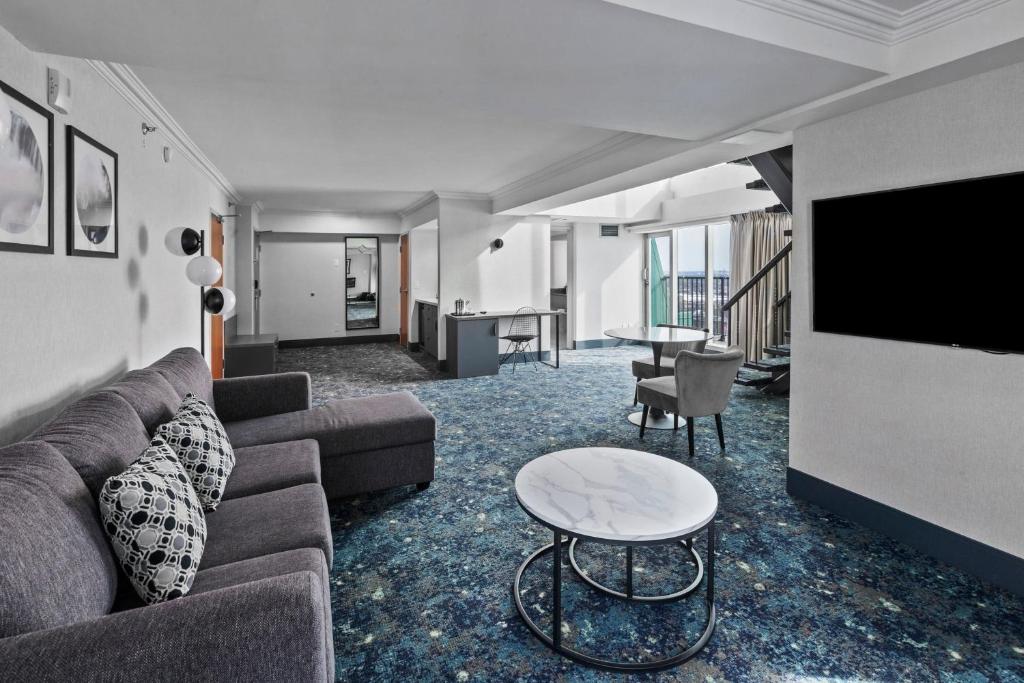 TV a/nebo společenská místnost v ubytování Sheraton Fallsview Hotel