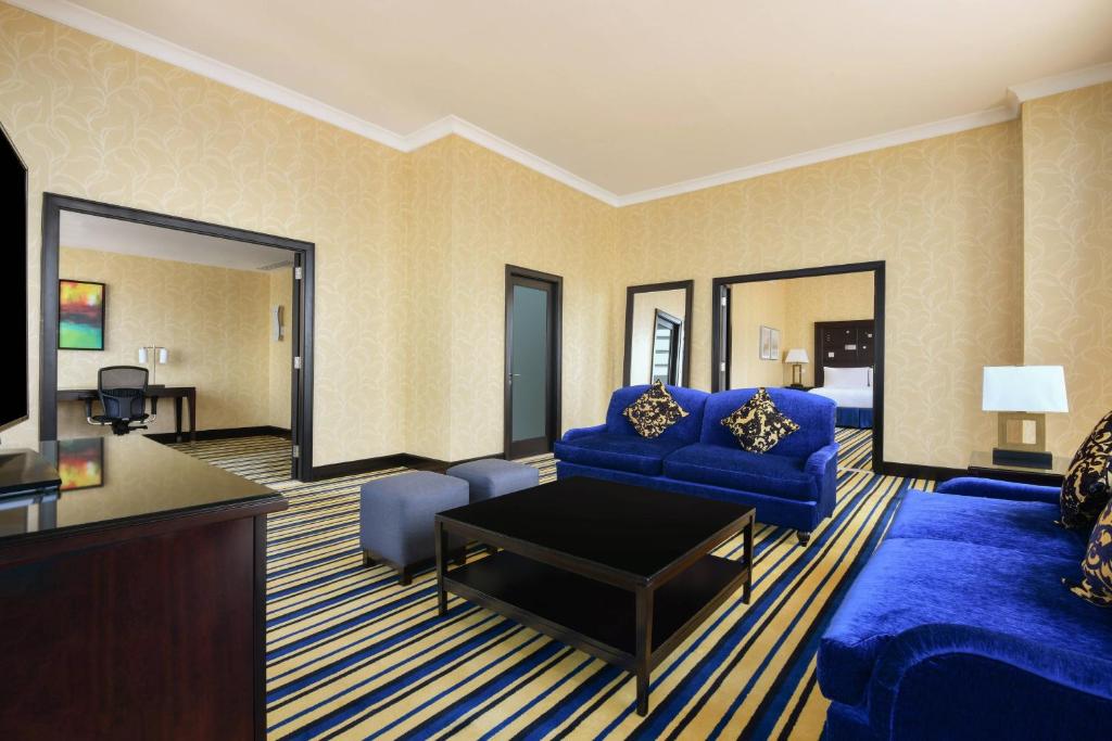 Postel nebo postele na pokoji v ubytování Marriott Marquis City Center Doha Hotel