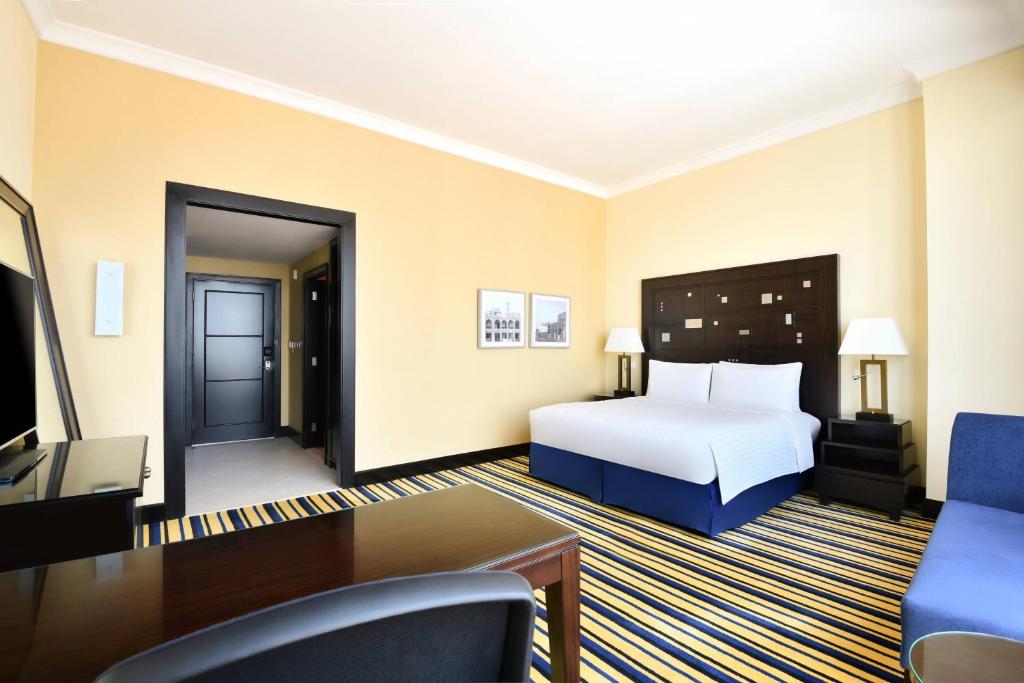 Postel nebo postele na pokoji v ubytování Marriott Marquis City Center Doha Hotel