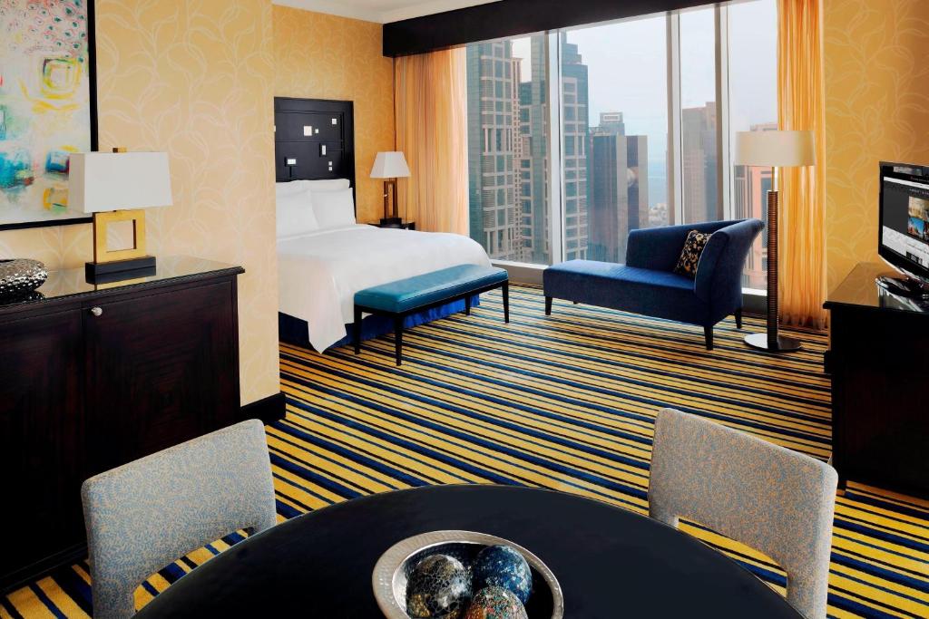 Postel nebo postele na pokoji v ubytování Marriott Marquis City Center Doha Hotel