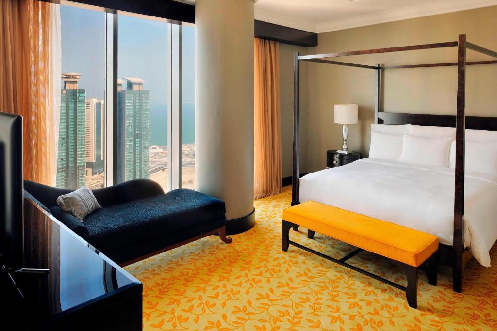 Postel nebo postele na pokoji v ubytování Marriott Marquis City Center Doha Hotel