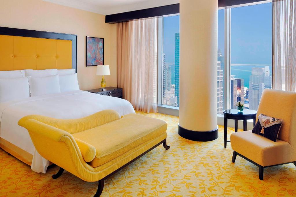 Postel nebo postele na pokoji v ubytování Marriott Marquis City Center Doha Hotel
