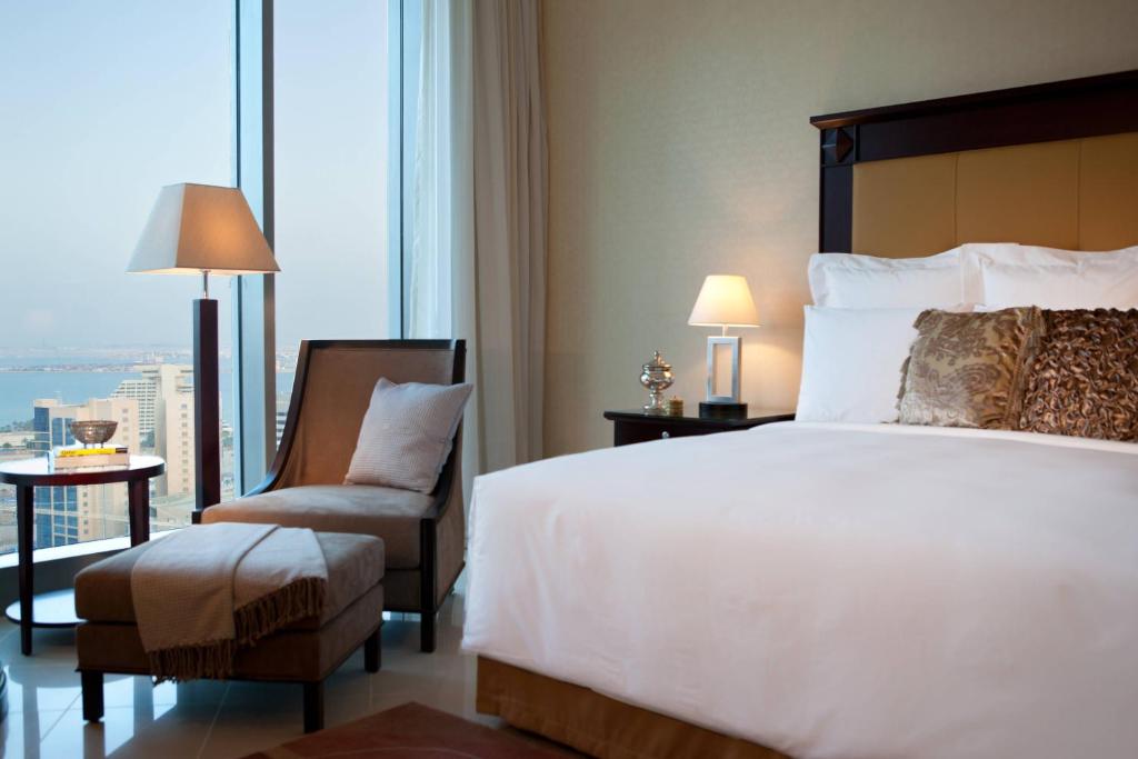 Postel nebo postele na pokoji v ubytování Marriott Marquis City Center Doha Hotel