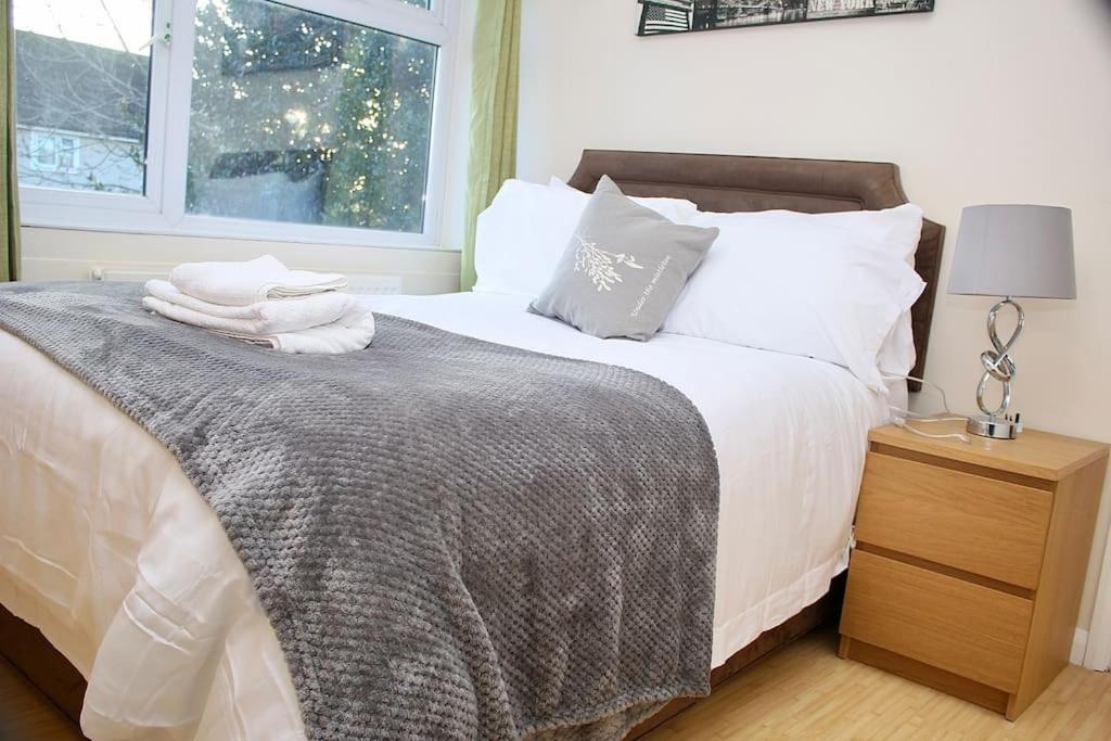 Contractor's Haven 4Bedroom House with Free Parking, Super Fast WiFi