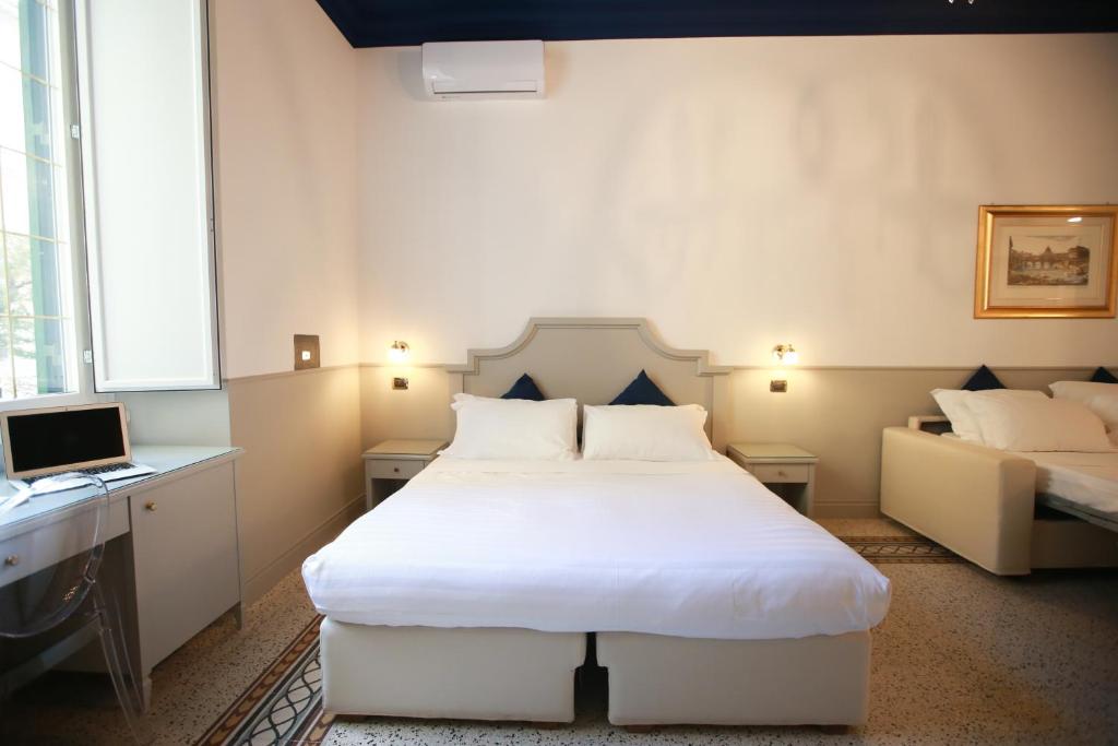 A bed or beds in a room at Duelle Vatican Suite