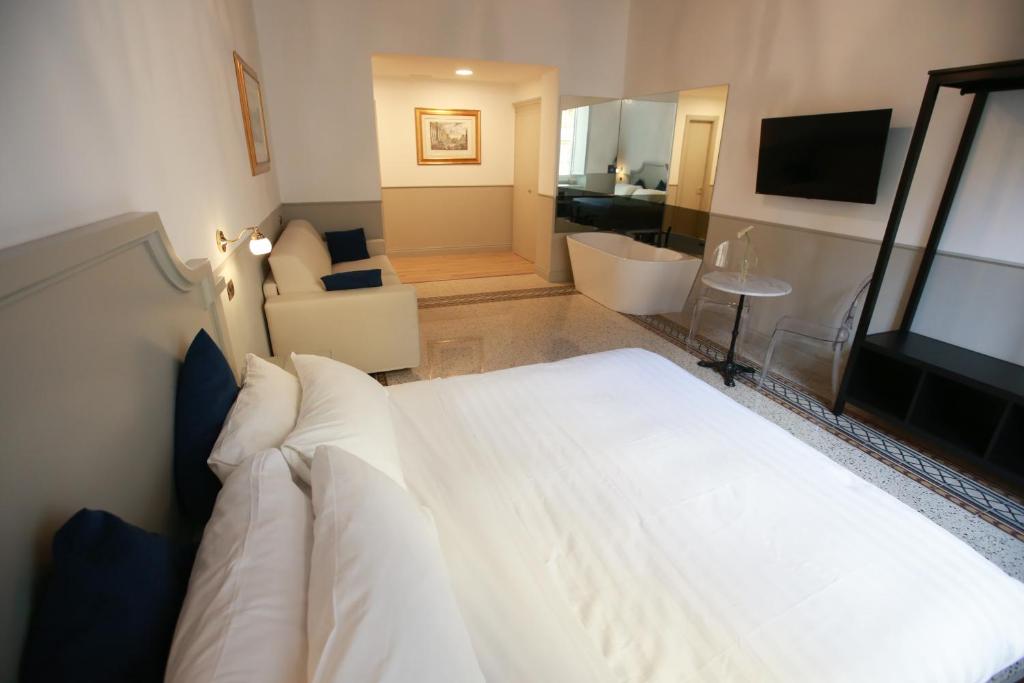A bed or beds in a room at Duelle Vatican Suite