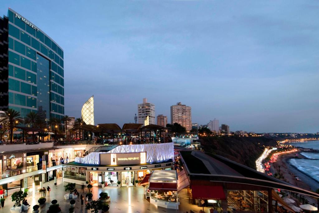 vista su una città con edifici e sull'oceano di JW Marriott Hotel Lima a Lima