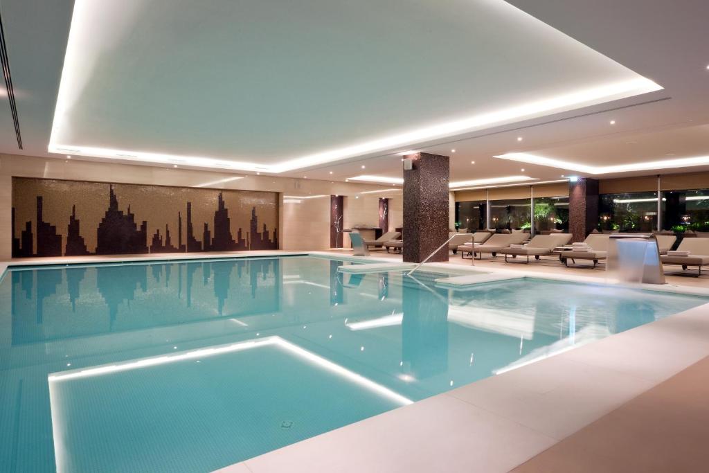 a large swimming pool in a hotel lobby at EPIC SANA Lisboa Hotel in Lisbon
