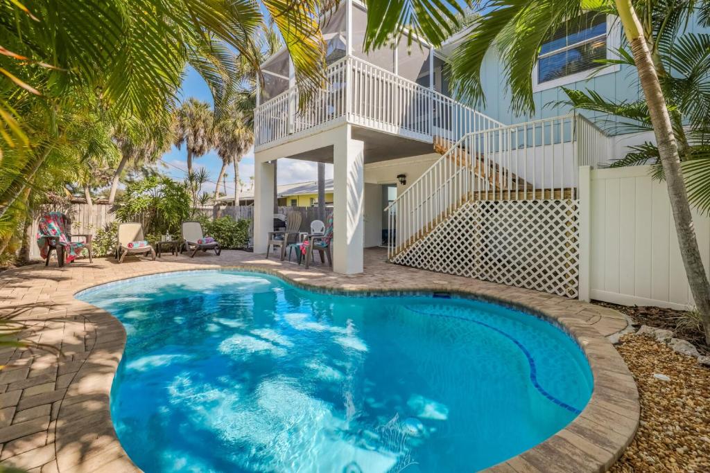 Swimmingpoolen hos eller tæt på Island Hideaway East: 5 Minute Walk to Beach, Private Pool by Anna Maria Life Vacation Rentals