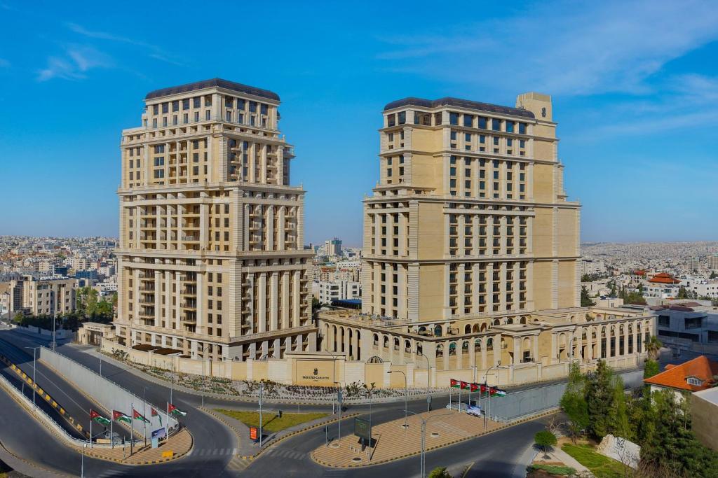 dwa wysokie budynki w mieście z ulicą w obiekcie The Ritz-Carlton, Amman w mieście Amman