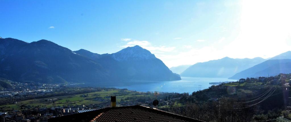 uma vista para um vale com montanhas e um lago em A. F.antastic V.iew em Costa Volpino