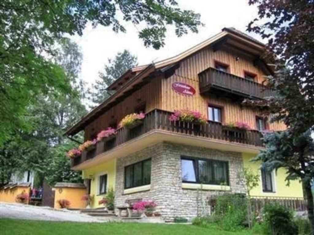 un edificio con balcón y flores. en Ferienwohnung Tschaneck für 6 Personen mit Top-Ausstattung 